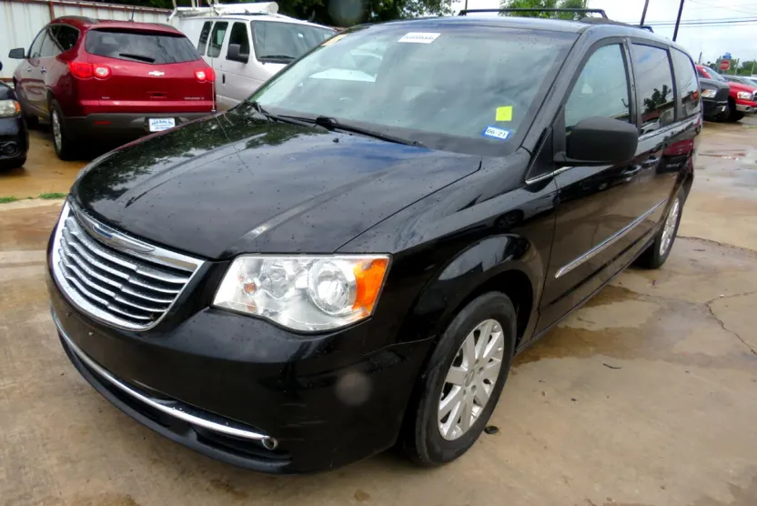 2015 Chrysler Town & Country Touring photo 1