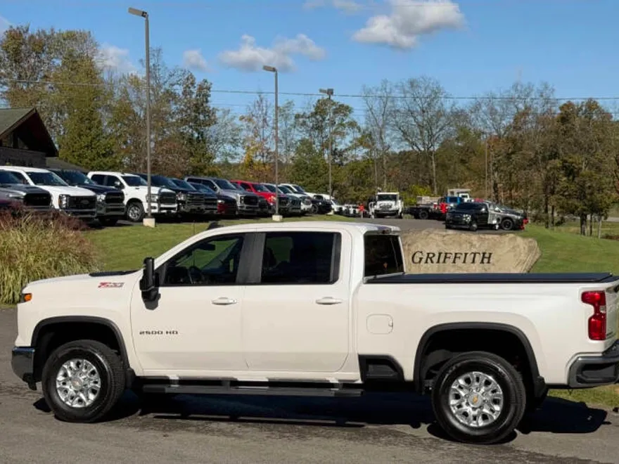 2024 Chevrolet Silverado 2500HD LT photo 1