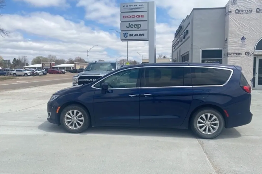 2018 Chrysler Pacifica Touring Plus photo 1