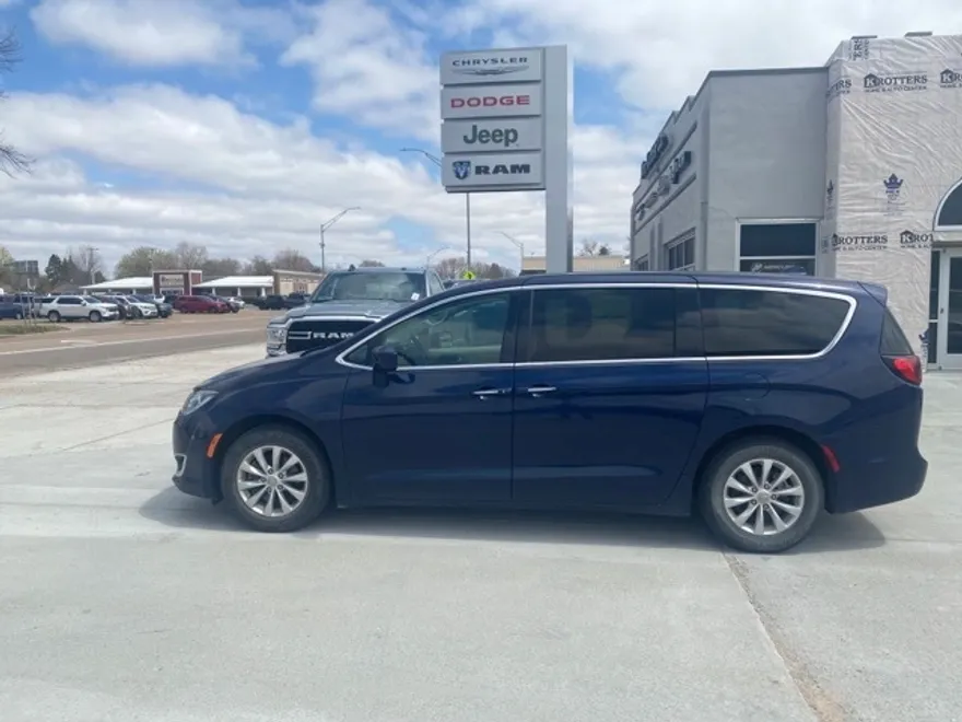 2018 Chrysler Pacifica Touring Plus photo 1