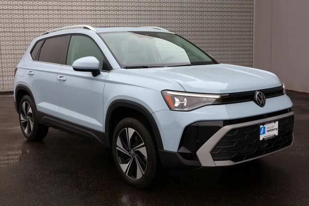 2025 Volkswagen Taos SE photo 1