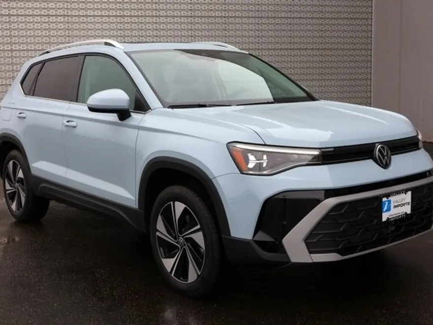 2025 Volkswagen Taos SE photo 1
