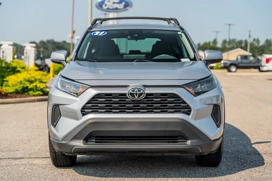 2021 Toyota RAV4 LE photo 1