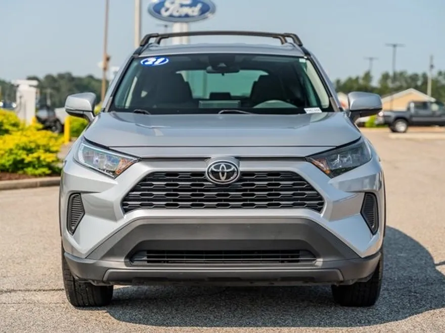 2021 Toyota RAV4 LE photo 1