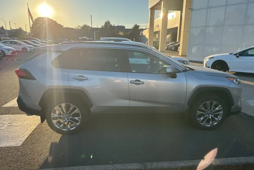 2021 Toyota RAV4 XLE Premium photo 1
