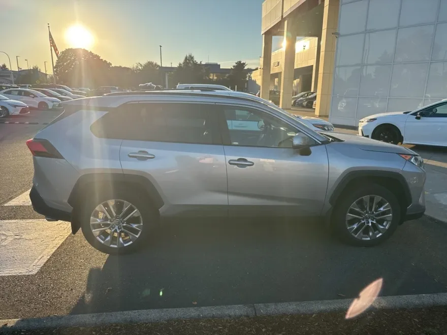 2021 Toyota RAV4 XLE Premium photo 1