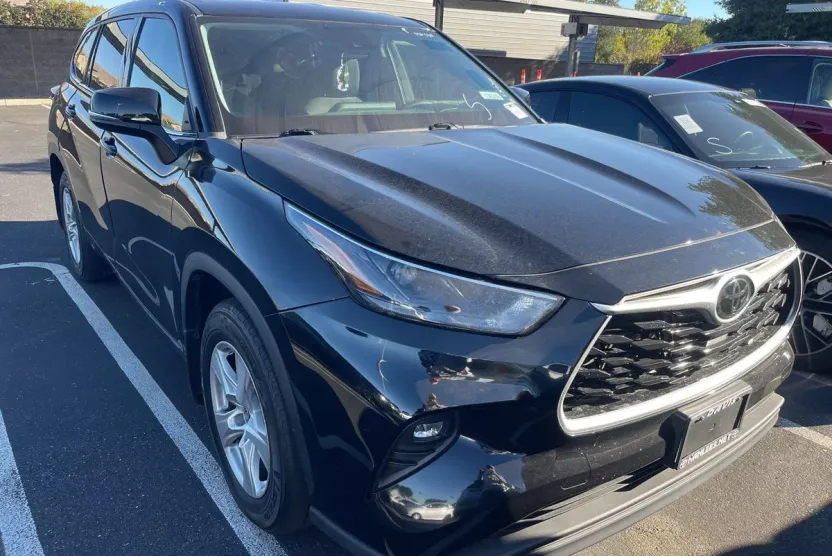 2022 Toyota Highlander LE photo 1