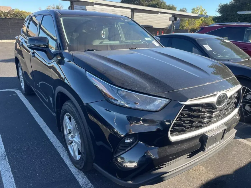 2022 Toyota Highlander LE photo 1