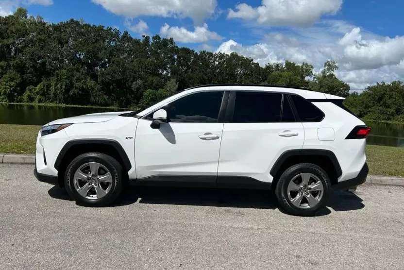 2023 Toyota RAV4 XLE photo 1