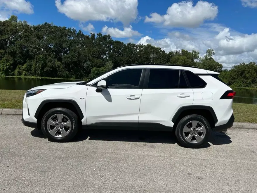 2023 Toyota RAV4 XLE photo 1