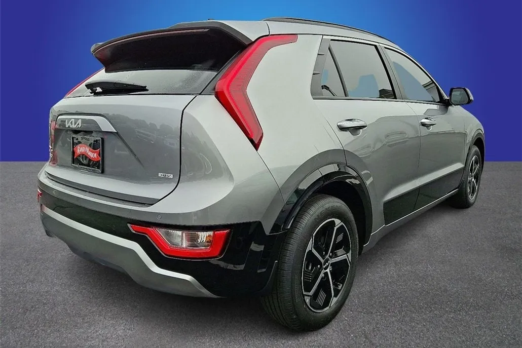 2025 Kia Niro SX photo 1