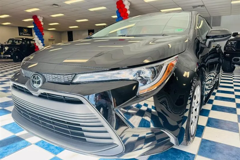 2024 Toyota Corolla LE photo 1