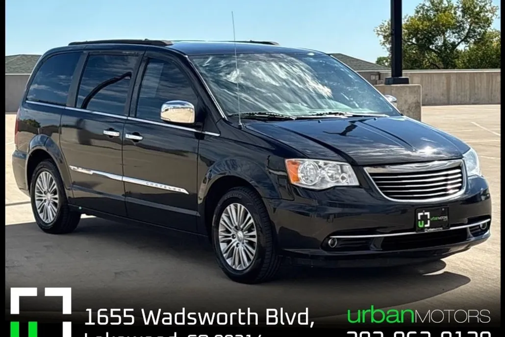 2014 Chrysler Town & Country Touring L photo 1