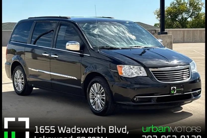 2014 Chrysler Town & Country Touring L photo 1