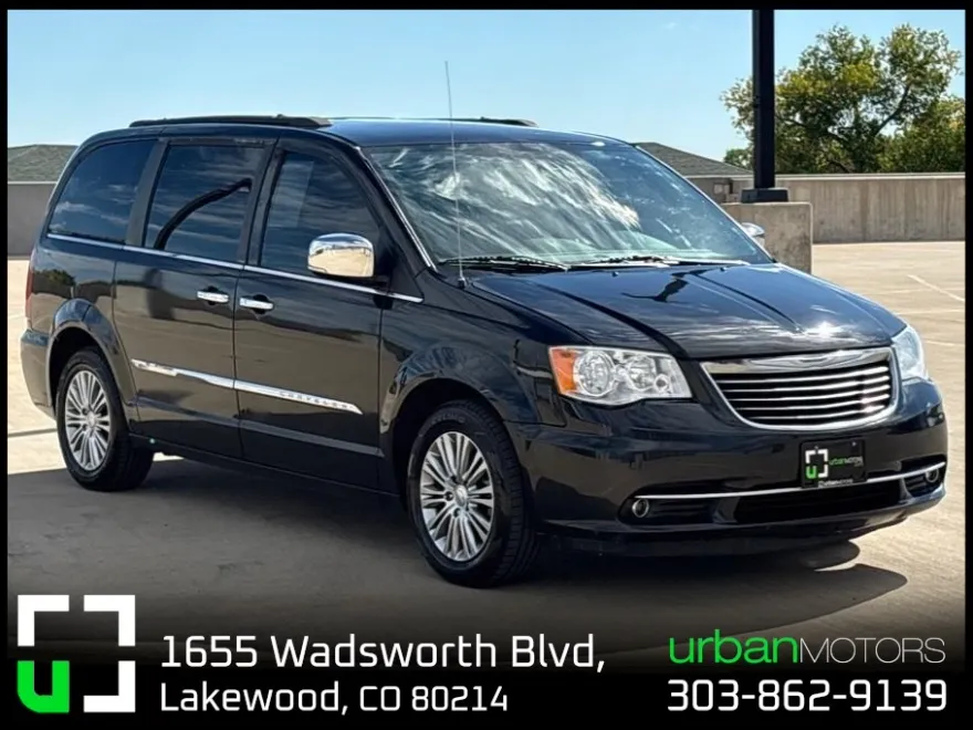 2014 Chrysler Town & Country Touring L photo 1