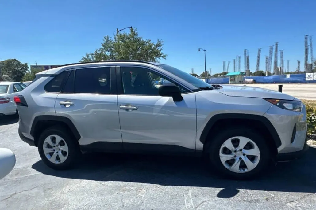 2019 Toyota RAV4 LE photo 1