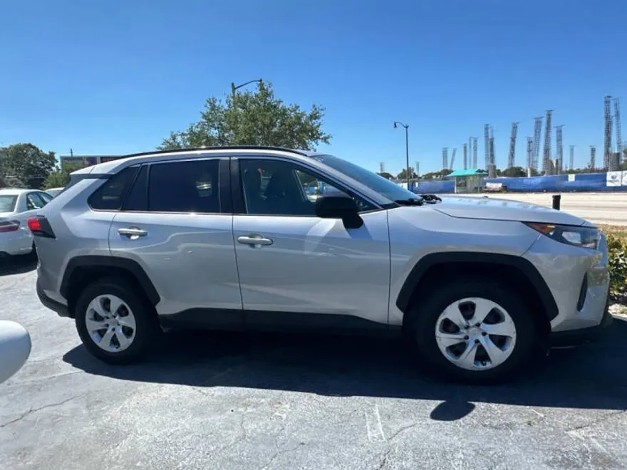 2019 Toyota RAV4 LE photo 1