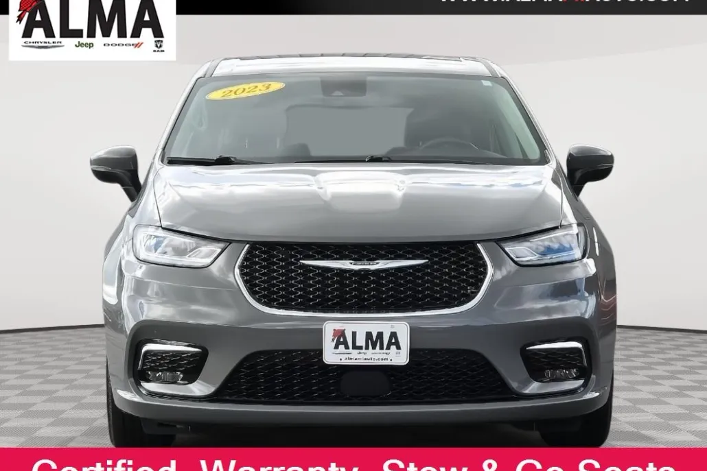 2023 Chrysler Pacifica Touring L photo 1
