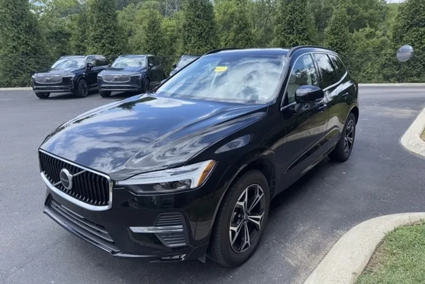 2022 Volvo XC60 B5 Momentum photo 1