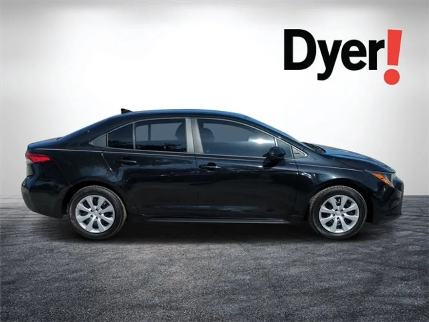 2021 Toyota Corolla LE photo 1