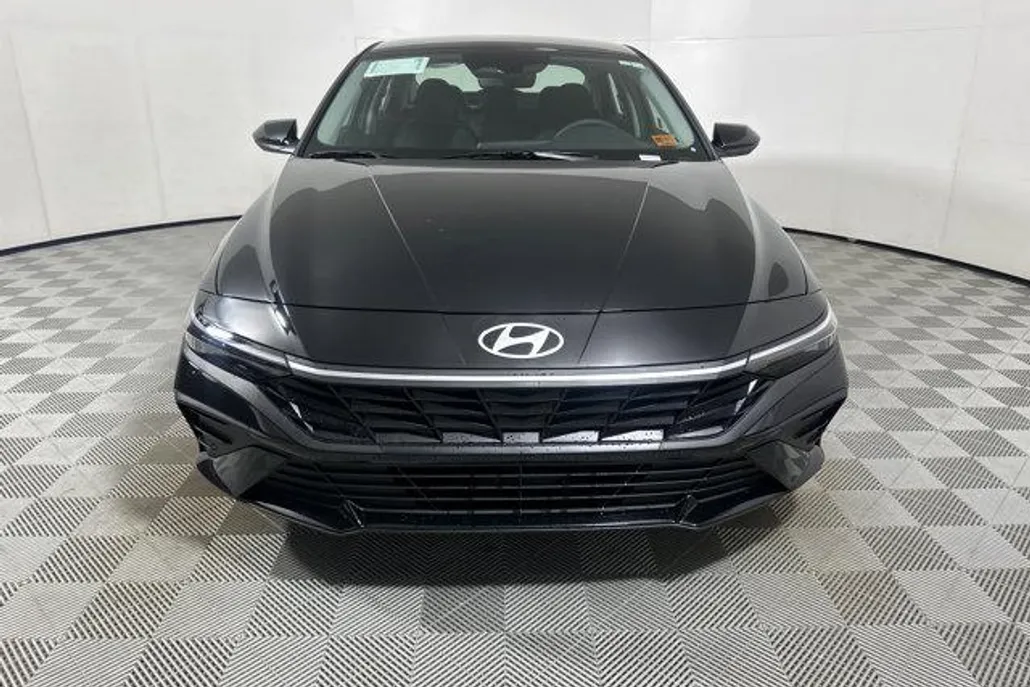 2025 Hyundai Elantra SE photo 1
