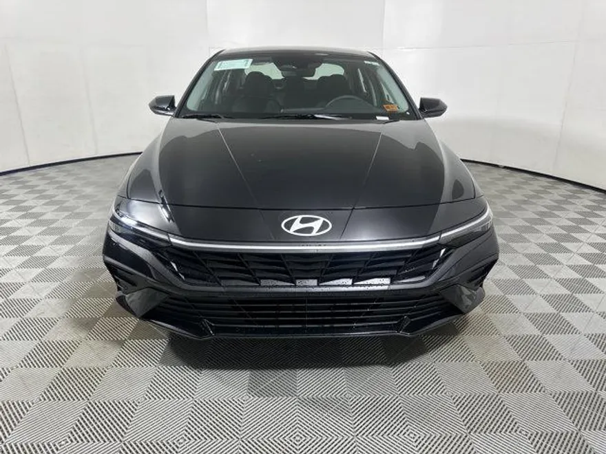 2025 Hyundai Elantra SE photo 1