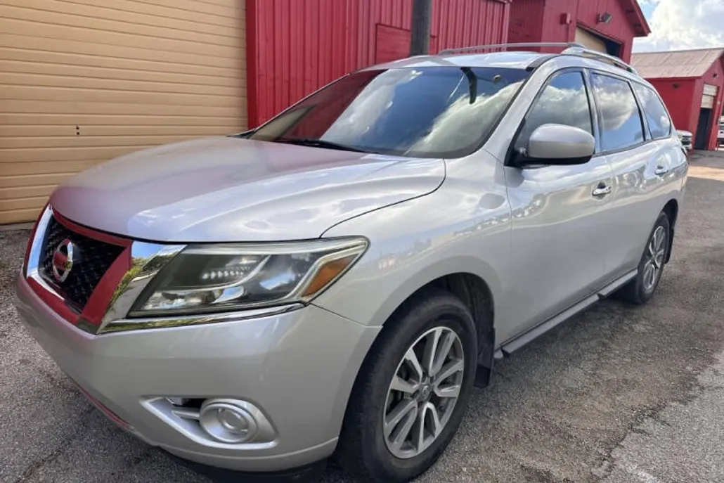2014 Nissan Pathfinder SV photo 1
