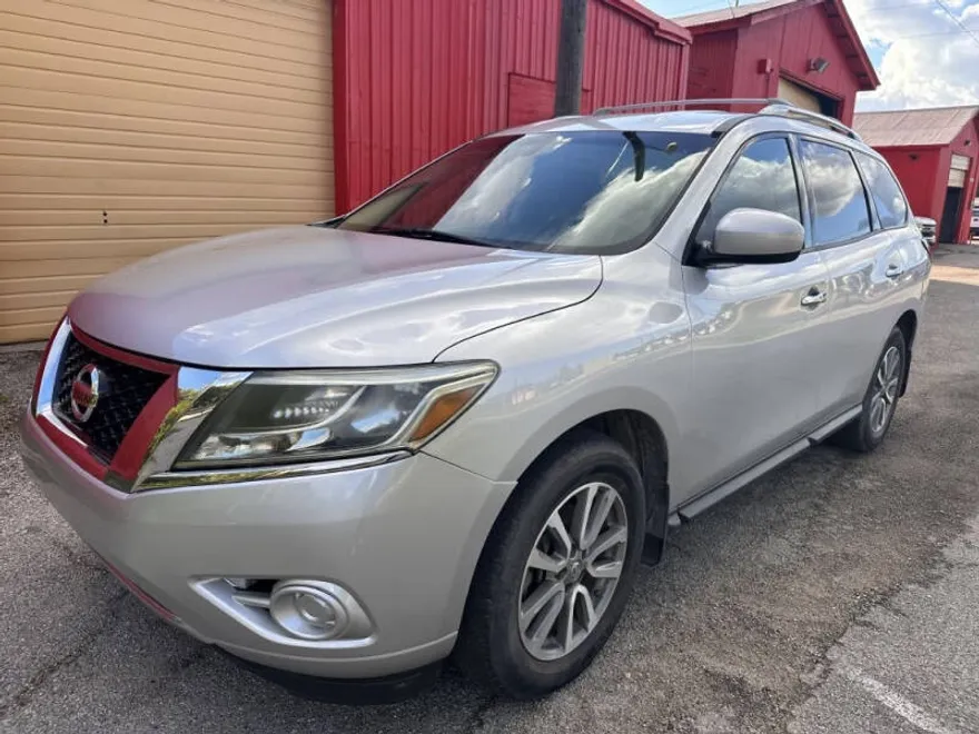 2014 Nissan Pathfinder SV photo 1