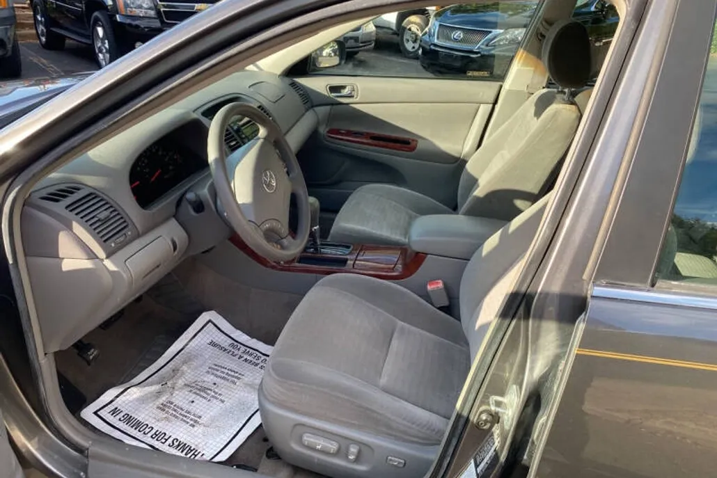 2005 Toyota Camry LE photo 1
