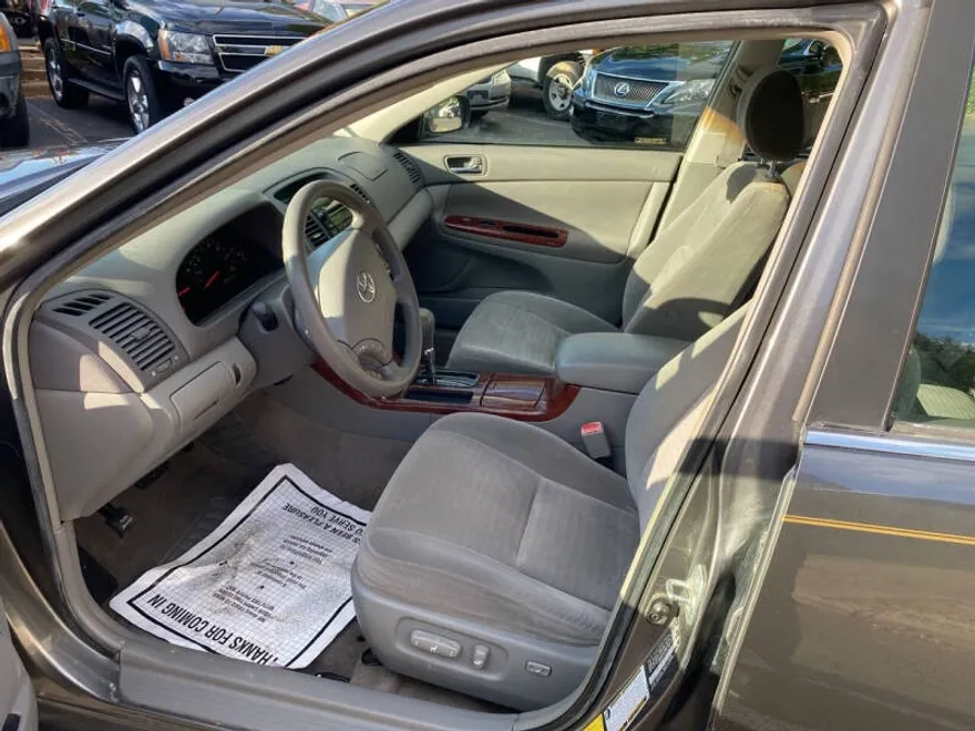2005 Toyota Camry LE photo 1