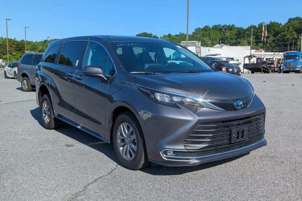 2024 Toyota Sienna XLE photo 1