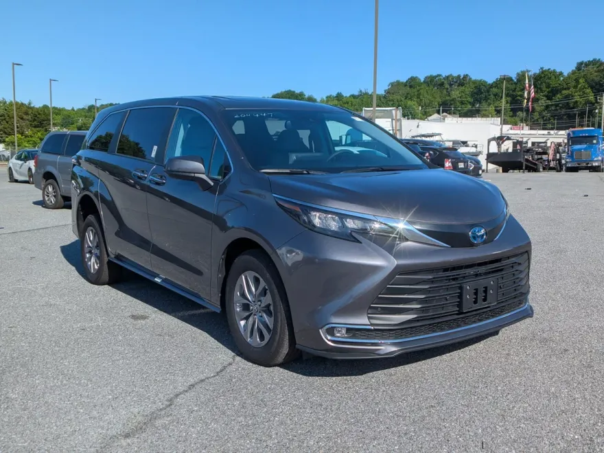 2024 Toyota Sienna XLE photo 1