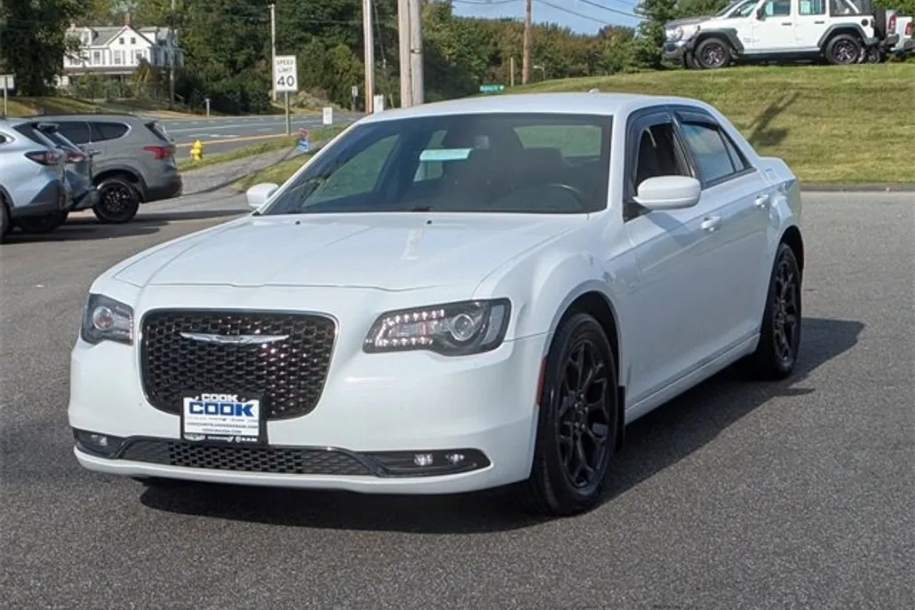 2019 Chrysler 300 LX photo 1