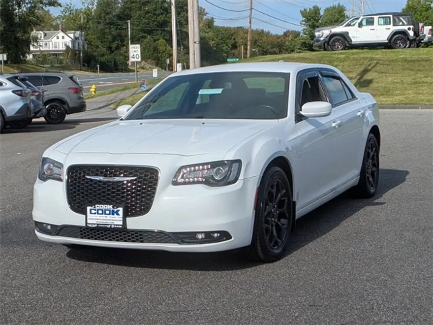 2019 Chrysler 300 LX photo 1