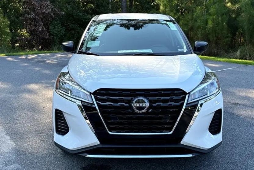 2025 Nissan Kicks Play S photo 1