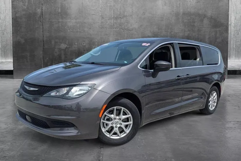 2022 Chrysler Voyager LX photo 1