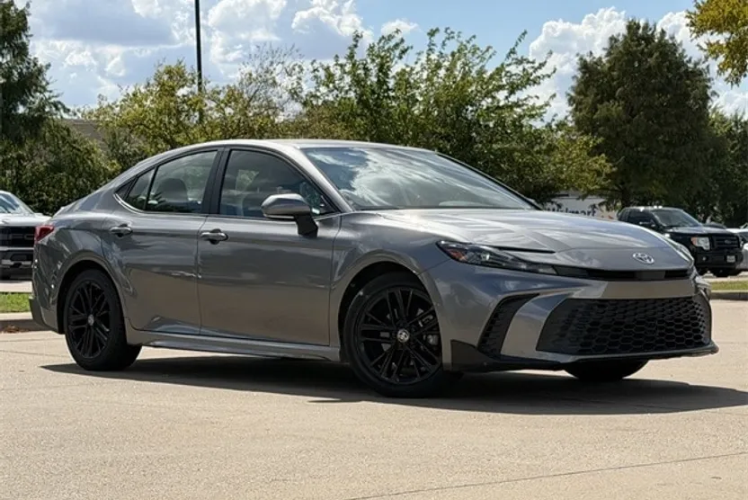 2025 Toyota Camry SE photo 1