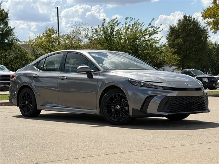 2025 Toyota Camry SE photo 1