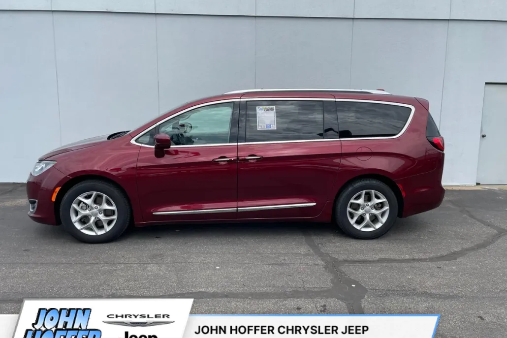 2018 Chrysler Pacifica Touring L photo 1