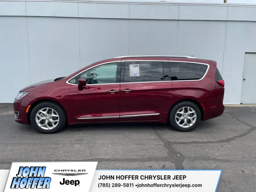 2018 Chrysler Pacifica Touring L photo 1