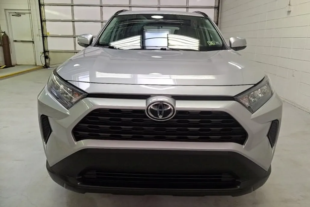 2020 Toyota RAV4 LE photo 1