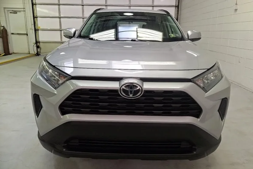 2020 Toyota RAV4 LE photo 1
