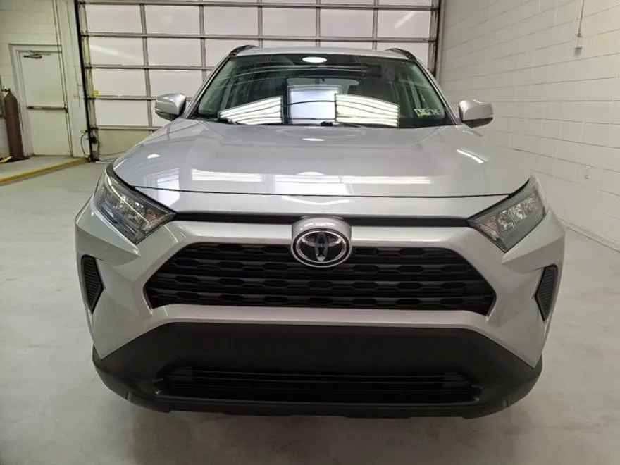 2020 Toyota RAV4 LE photo 1