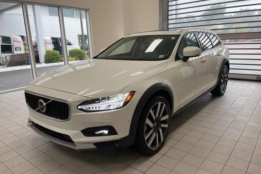 2022 Volvo V90 Cross Country B6 AWD photo 1