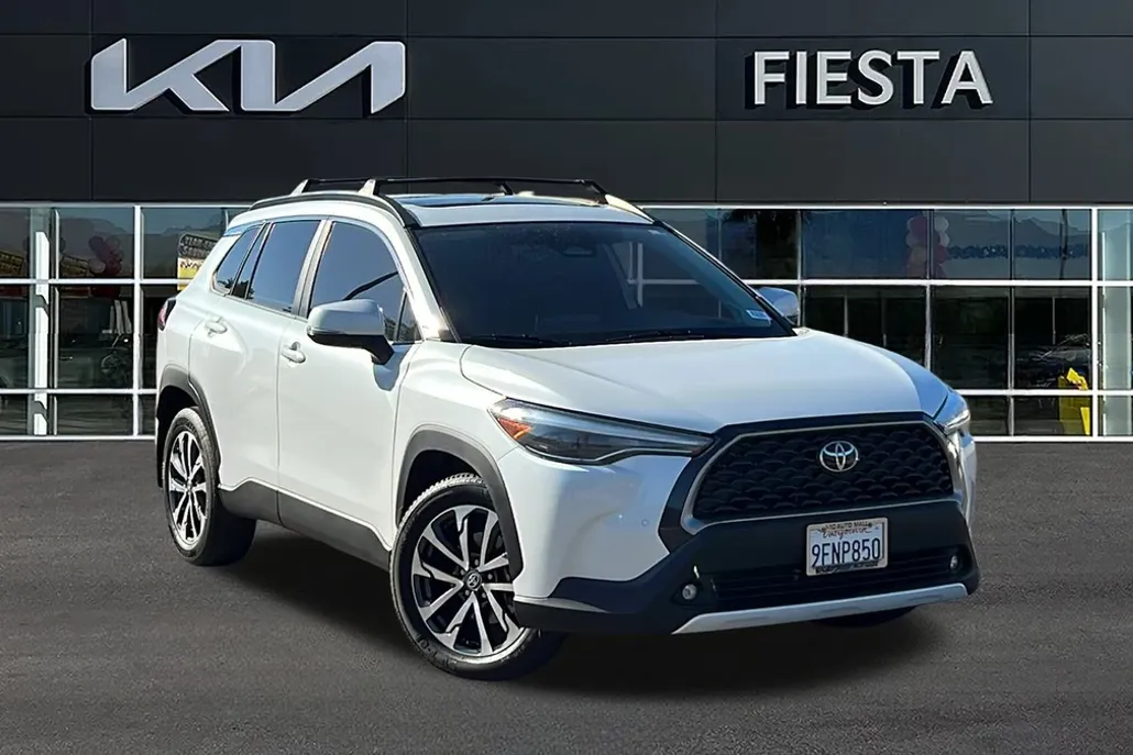 2023 Toyota Corolla Cross XLE photo 1