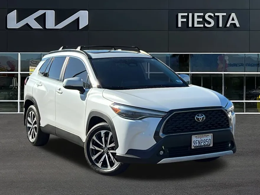 2023 Toyota Corolla Cross XLE photo 1