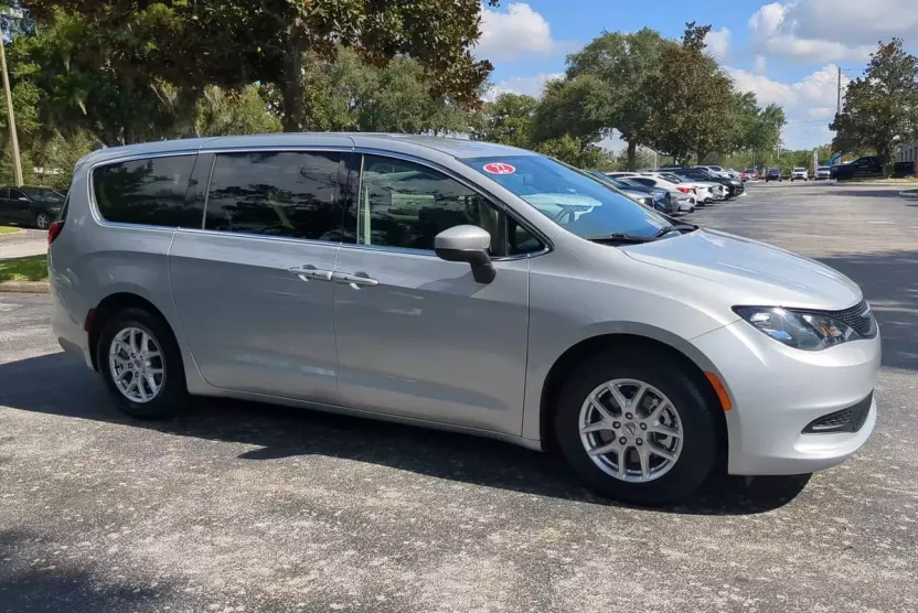 2022 Chrysler Voyager LX photo 1