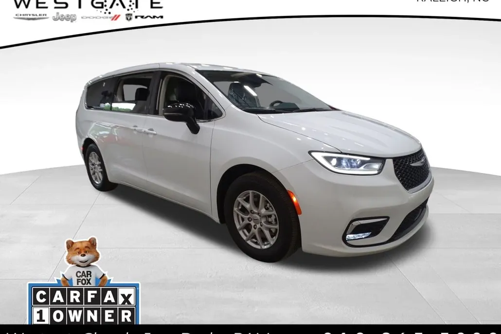 2024 Chrysler Pacifica Touring L photo 1