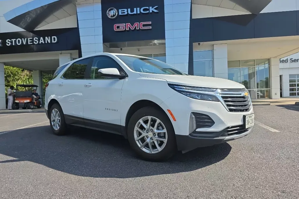 2023 Chevrolet Equinox LT photo 1