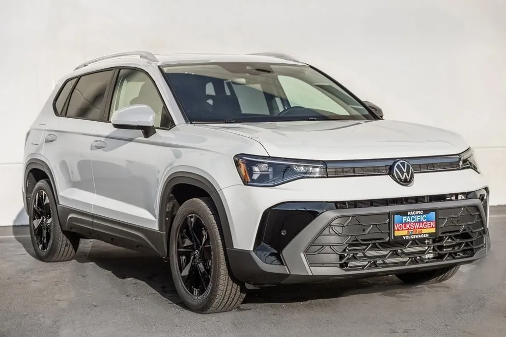 2025 Volkswagen Taos SE photo 1